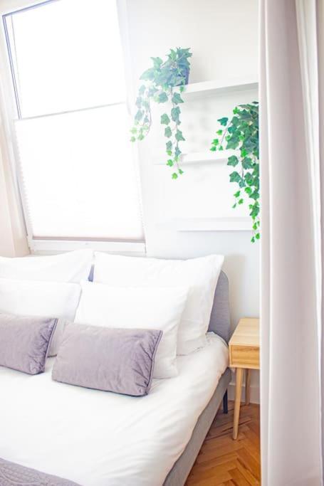 Central Apartment With Balcony And Views, Old Town, Metro ワルシャワ エクステリア 写真